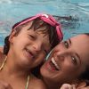 Ticiane Pinheiro toma banho de piscina com a filha, Rafaella, e uma amiguinha da filha da apresentadora. Mãe e filha viajaram para o interior de São Paulo, onde aproveitam o feriado desde de domingo, 19 de abril de 2015