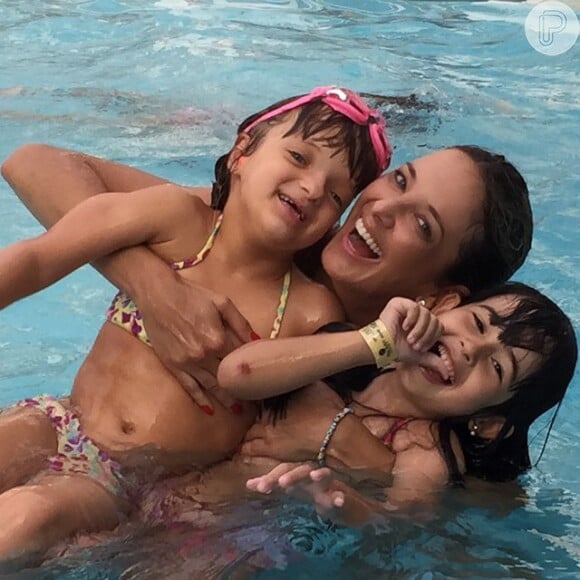 Ticiane Pinheiro toma banho de piscina com a filha, Rafaella, e uma amiguinha da filha da apresentadora. Mãe e filha viajaram para o interior de São Paulo, onde aproveitam o feriado desde de domingo, 19 de abril de 2015