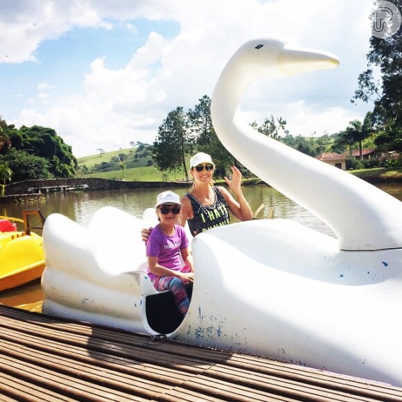 Ticiane Pinheiro faz passeio de pedalinho com a filha, Rafaella Justus: 'Família. Natureza. Paz'