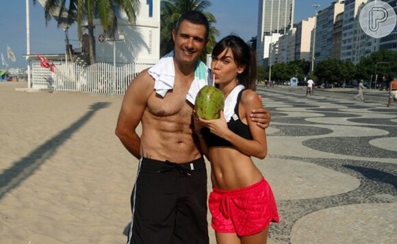 Marcos Pasquim e Carla Salle gravaram cenas de Carlos Alberto e Helô na praia do Leme, no Rio