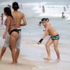 Após ter reclamado de dor nos braços, Mc Gui foi visto jogando fescobol em praia do Rio