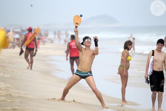 Mc Gui está se recuperando do tombo que levou, mas foi fotografado na praia da Barra da Tijuca, no Rio de Janeiro