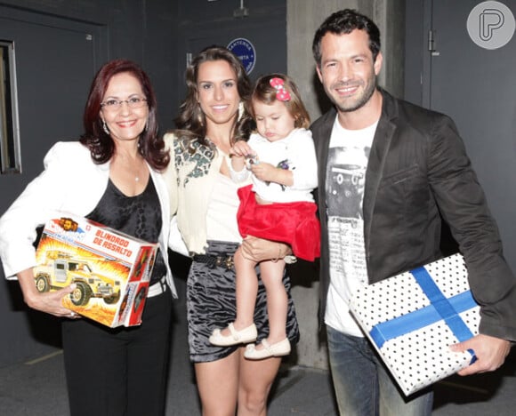 Malvino Salvador posa com a filha, Sofia, com a mãe da criança,  Ana Ceolin, e com sua mãe, Maria Amélia, nos bastidores do 'Domingão do Faustão'. O ator participou do quadro 'Arquivo Convidencial' em outubro de 2011