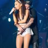 Ariana Grande dança agarrada com Justin Bieber em show