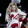 A estrela Madonna puxa a saia durante o show