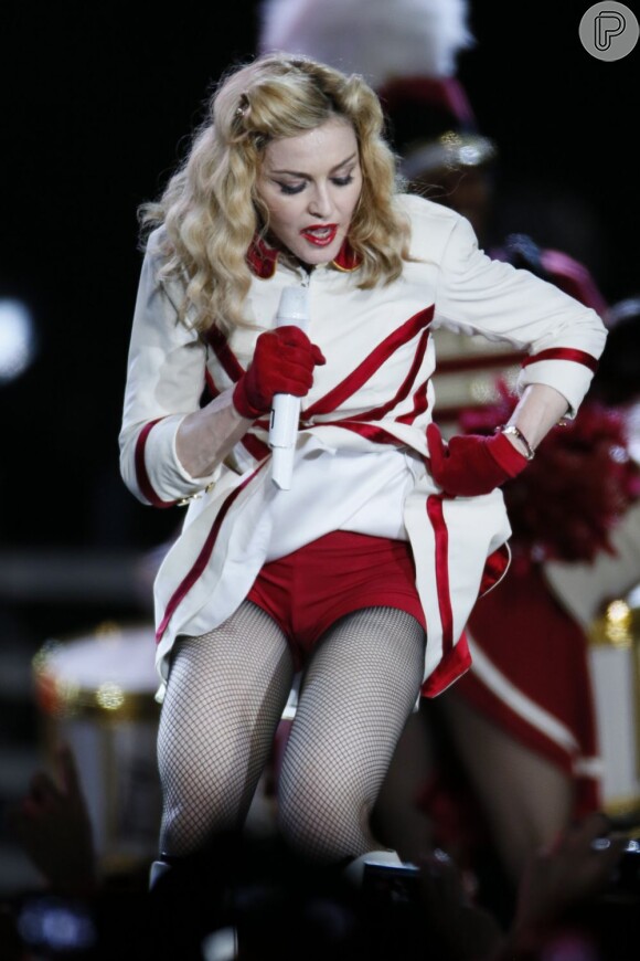 A estrela Madonna puxa a saia durante o show