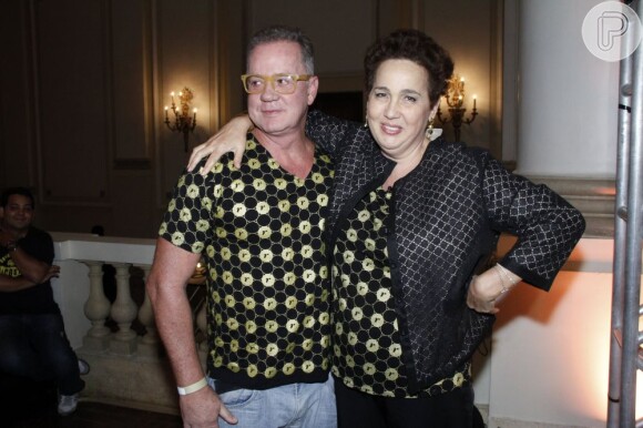 Luiz Fernando Guimarães e Claudia Jimenez posam juntos no camarote do show da Madonna