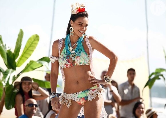 Débora Nascimento brilha com biquini estilizado e cabelos lisos em gravação de desfile em 'Flor do Caribe', em 20 de maio de 2013