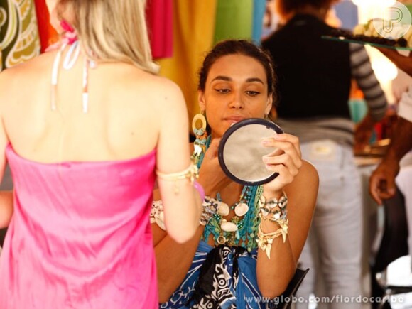 Antes de gravar, Débora Nascimento dá os últimos retoquer na maquiagem, para cena de 'Flor do Caribe'