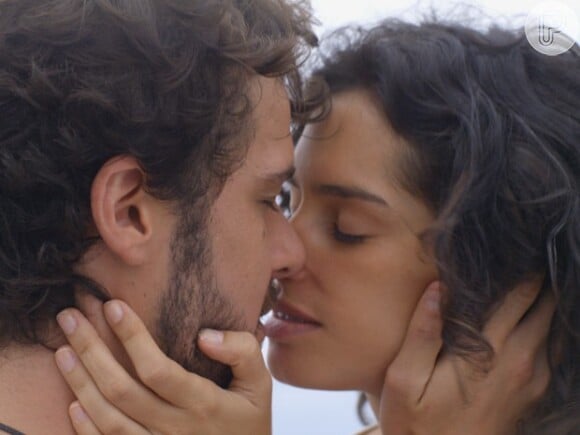Resignado, Pedro (Jayme Matarazzo) se dedica à relação com Taís (Maria Flor), mas não consegue esquecer Júlia (Isabelle Drummond), na novela 'Sete Vidas'