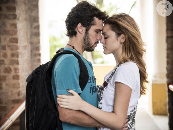 Júlia (Isabelle Drummond) prometeu esperar Pedro (Jayme Matarazzo) terminar seu casamento com Taís (Maria Flor), na novela 'Sete Vidas'