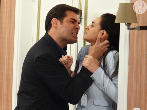 Marcos (Thiago Lacerda) é agressivo com Sueli (Débora Nascimento), na novela 'Alto Astral'