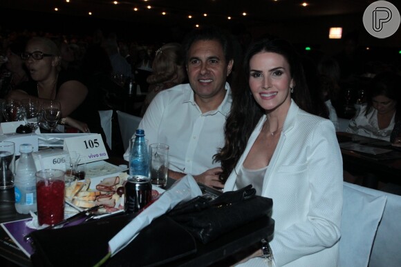 Lisandra Souto e o empresário Gustavo Fernandes assistam à performance de Sophie Charlotte no show