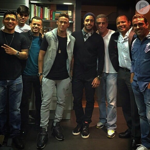 Neymar e Pedro Scooby posam juntos em Barcelona