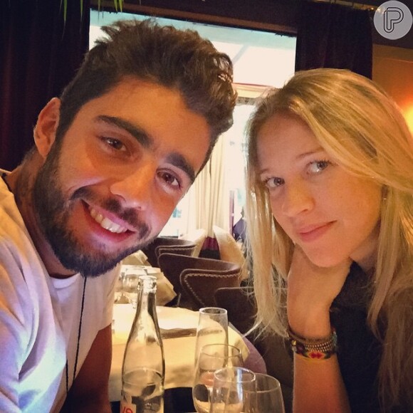 Luana Piovani compartilha foto de almoço com Pedro Scooby em Paris e usa a hashtag: 'Eu mereço'