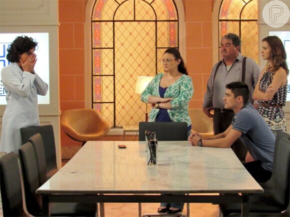 Após ser pressionada por Laura (Nathalia Dill), Adriana (Totia Meireles) assume que matou o pai da jornalista