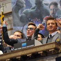 Robert Downey Jr. toca sino da Bolsa de Valores de Nova York para promover filme