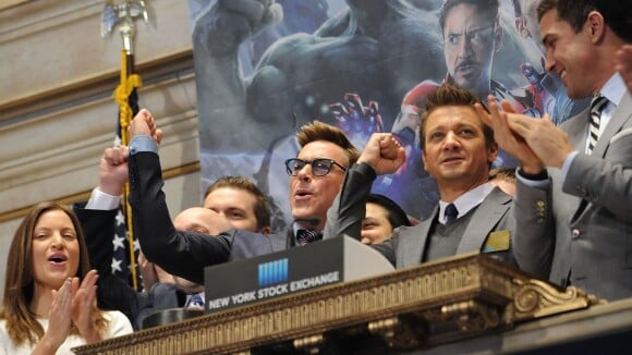 Robert Downey Jr. toca sino da Bolsa de Valores de Nova York para promover filme