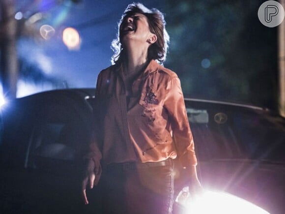 Após armar emboscada, Beatriz (Gloria Pires) mira e acerta um tiro no peito de Inês (Adriana Esteves), na novela 'Babilônia', em 28 de abril de 2015