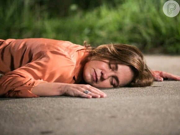 Baleada, Inês (Adriana Esteves) cai no chão e fica imóvel, na novela 'Babilônia'
