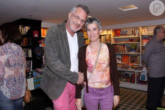 Pedro Bial posa ao lado da namorada, a professora Roberta Rodrigues, no lançamento do DVD 'Jorge Mautner - O Filho do Holocausto', na noite desta quarta-feira, 22 de maio de 2013