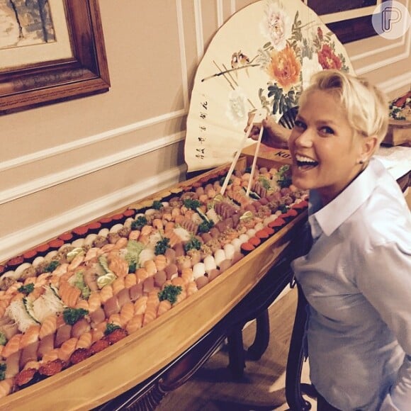 Xuxa postou em seguida do pedido de oração uma foto na qual aparece ao lado de um barco gigante de comida japonesa, na Record