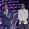 Roberto Carlos recebe elogio do cantor porto-riquenho, Mark Antohny, que chamou o artista de 'verdadeiro mestre' durante a entrega do prêmio ao brasileiro, no Billboard da Música Latina