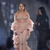 De barriga de fora, Jennifer Lopez se apresenta na Billboard de Música Latina. Cantora é norte-americana, mas é filha de porto-riquenhos