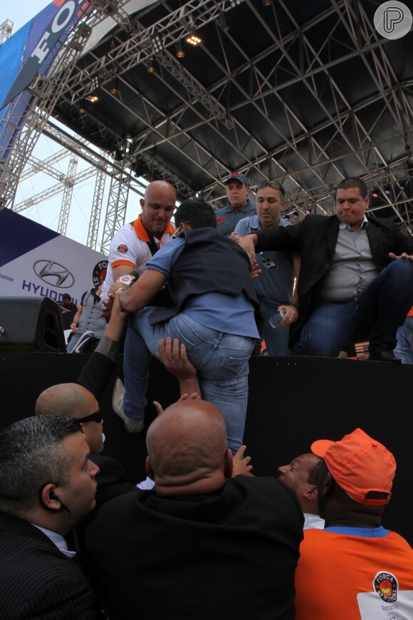 Zezé Di Camargo precisou de ajudar para voltar ao palco após ter ido para o meio do público