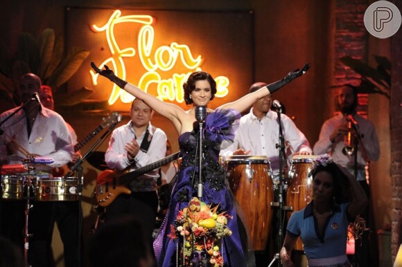 A cantora caribenha Cristal (Moro Anghileri) fez o show de inauguração do bar 'Flor do Caribe'