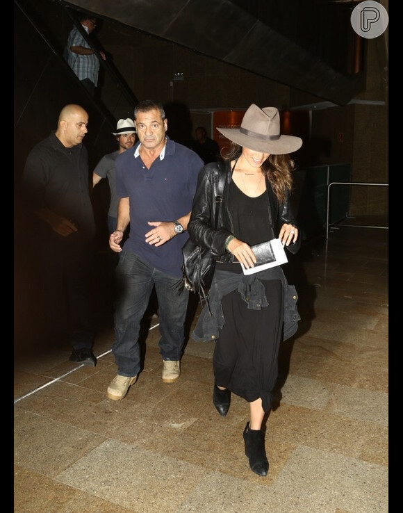 Ian Somerhalder e a mulher, Nikki Reed, desembarcam no Rio