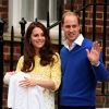 Kate Middleton e príncipe William acenam para os súditos ao deixar a maternidade com a filha recém-nascida