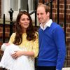 Para a primeira aparição em público após dar à luz, Kate Middleton optou por um vestido da estilista Jenny Packham