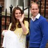 Kate Middleton deixa hospital com a filha no colo e acompanhada de príncipe William