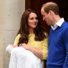 Para proteger do frio, Kate Middleton colocou um gorro na cabeça da princesa recém-nascida
