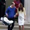 Kate Middleton deixa maternidade com a filha no colo e acompanhada do marido, príncipe William
