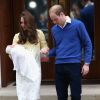 Kate Middleton deixa maternidade com a filha no colo e acompanhada do marido, príncipe William