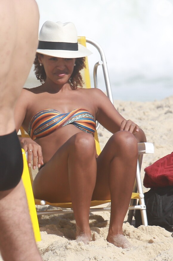 Sheron Menezzes usa chapéu e mostra estilo em dia de praia, no Rio de Janeiro