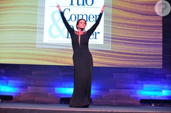 Giovanna Antonelli dança no palco do evento