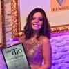 Giovanna Lancellotti posa com a placa do prêmio 'Comer & Beber'