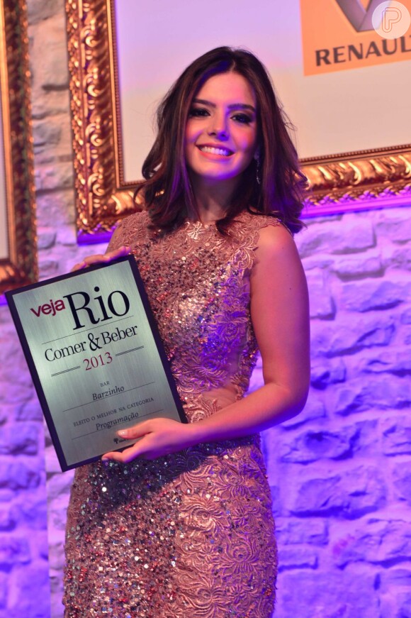 Giovanna Lancellotti posa com a placa do prêmio 'Comer & Beber'