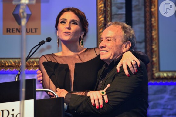 Giovanna Antonelli abraça o ator Stênio Garcia