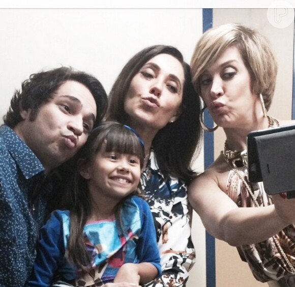 A pequena Nathália Costa postou foto com Claudia Raia, Christiane Torloni e Conrado Caputo: 'Beijinhos para vocês também'