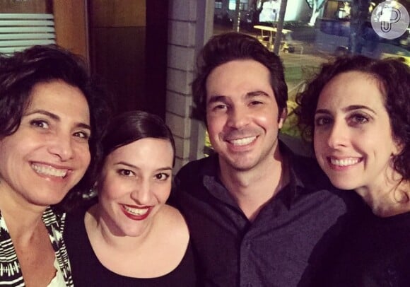 Simone Gutierrez reuniu Totia Meireles, Mariana Armelline e Conrado Caputo em uma só foto na festa da novela 'Alto Astral'