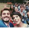 'E foram felizes para sempre', brincou Débora Rebecchi na selfie com o elenco de 'Alto Astral'