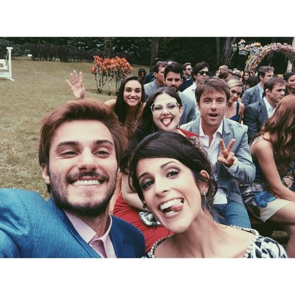 'E foram felizes para sempre', brincou Débora Rebecchi na selfie com o elenco de 'Alto Astral'