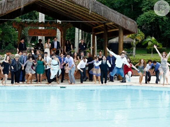 O elenco de 'Alto Astral' pulou na piscina após a gravação do casamento de Laura (Nathália Dill) e Caíque (Sérgio Guizé)