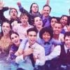 'Dia feliz', legendou Sabrina Petraglia na foto com os colegas de elenco na piscina