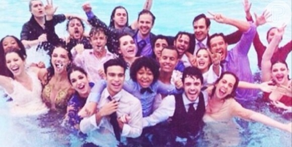 'Dia feliz', legendou Sabrina Petraglia na foto com os colegas de elenco na piscina