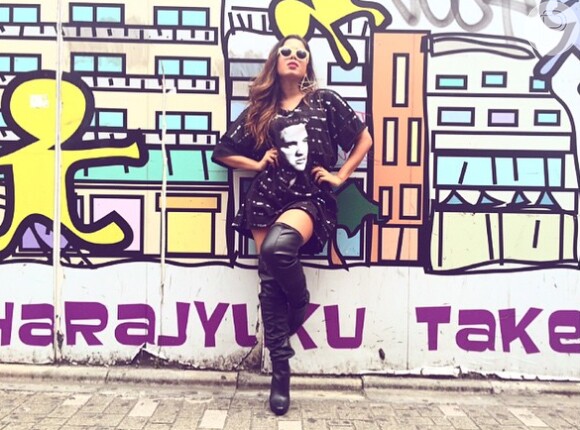 Anitta faz pose nas ruas do Japão